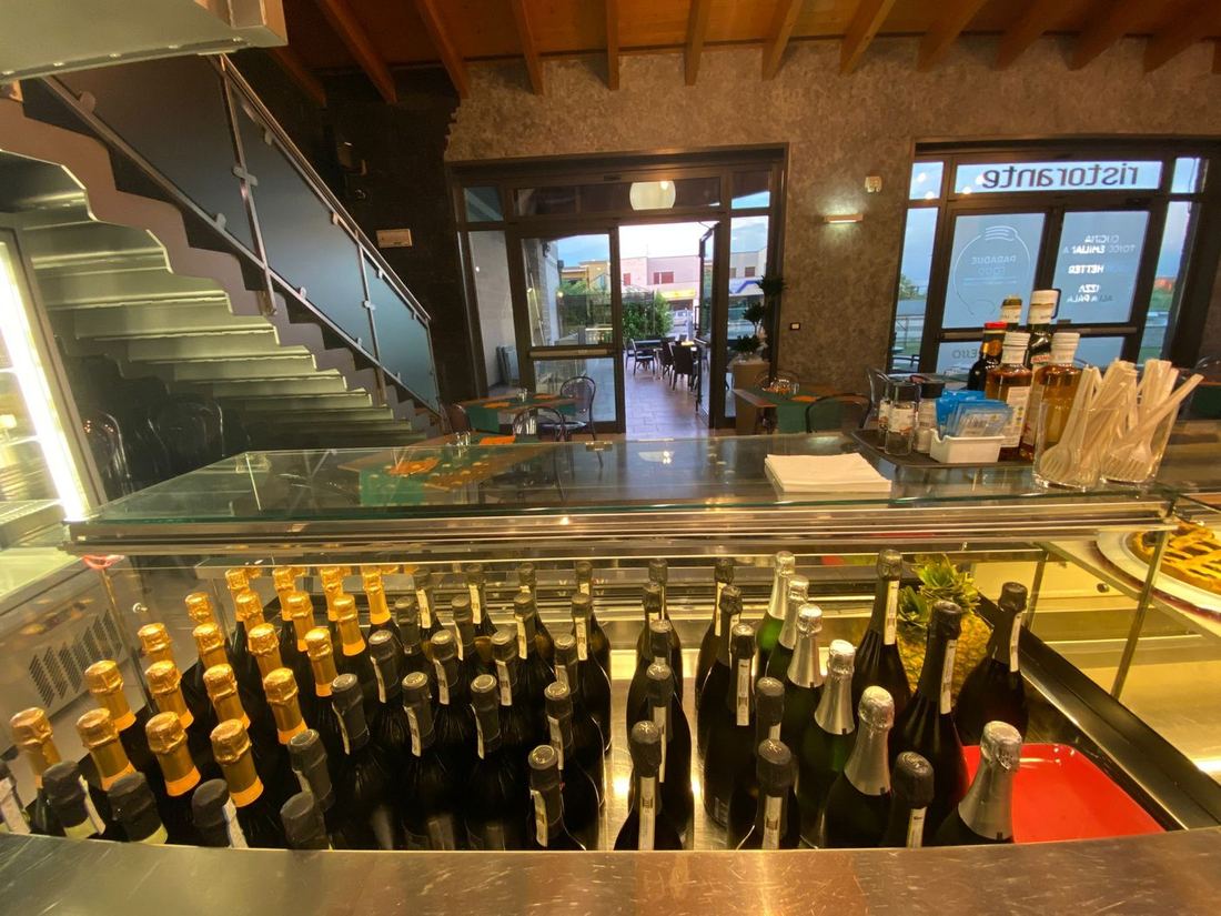 Interno del locale Paradise Food, il bancone bar a Finale Emilia