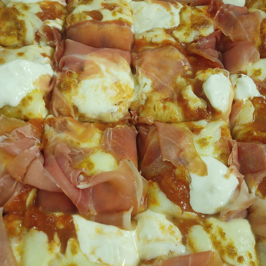 Pizza alla pala con prosciutto crudo e mozzarella