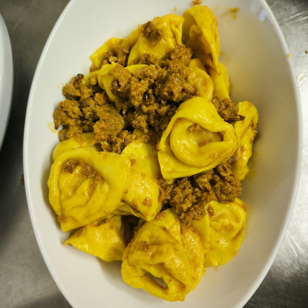 Tortellini al ragù in piatto