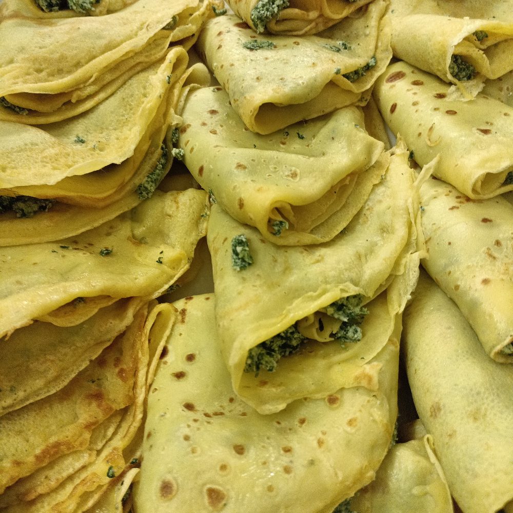 Tortelli freschi crudi su vassoio
