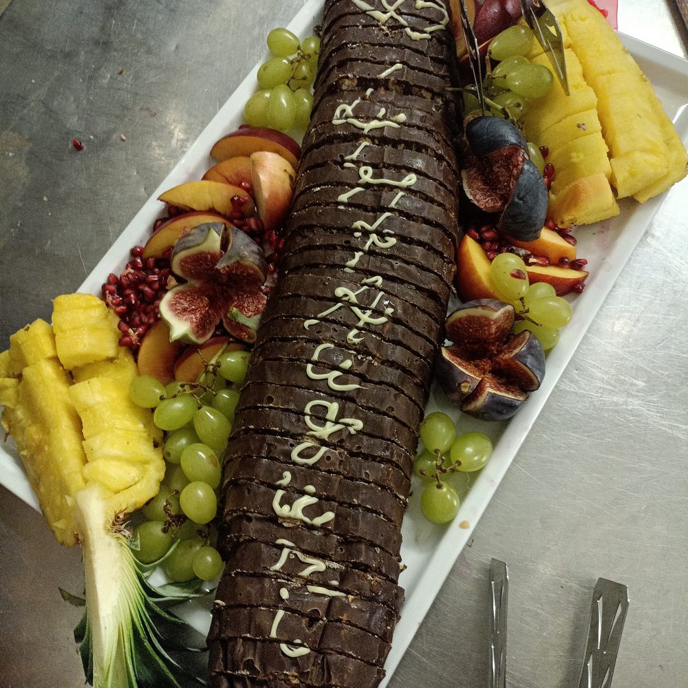 Dolce con frutta fresca e cioccolato