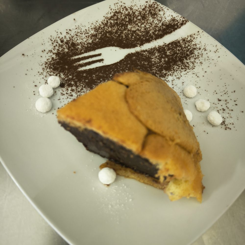 Fetta di torta fatta in casa con cacao