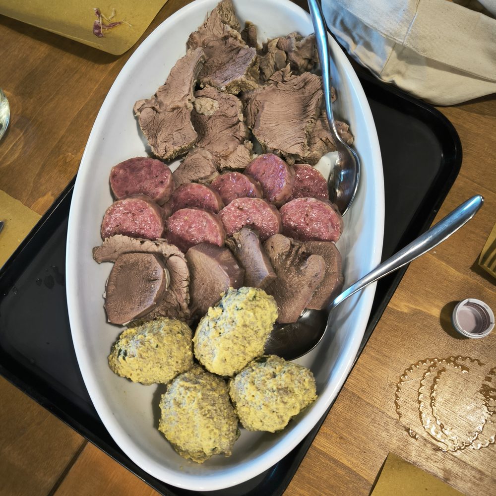 Piatto misto di carne e polpette
