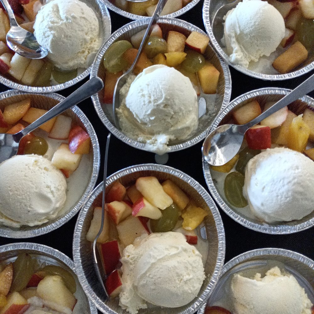 Coppe di gelato con frutta
