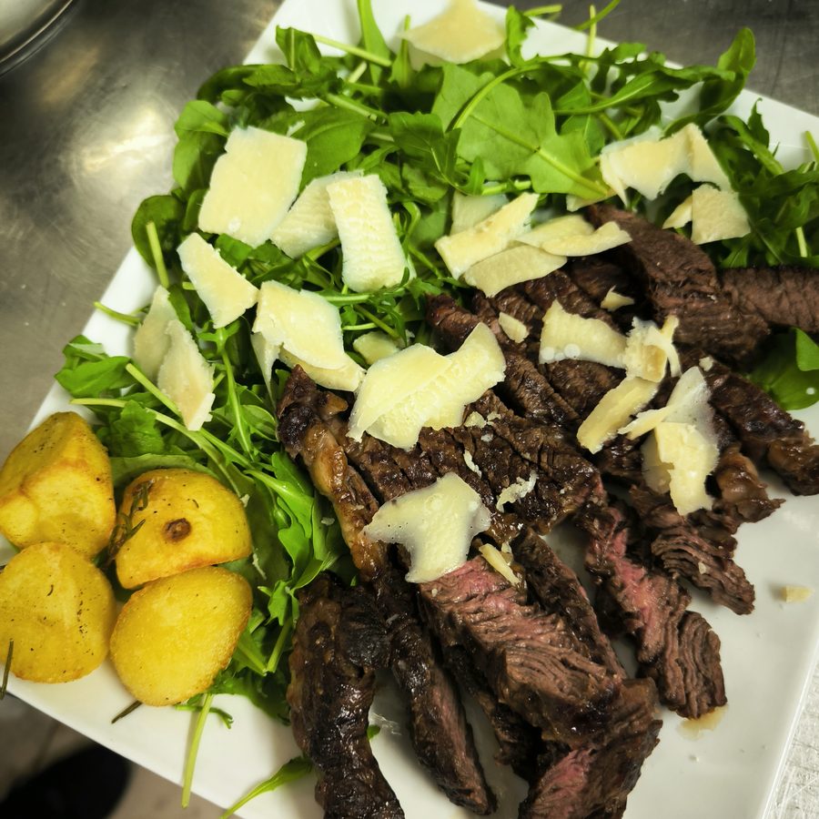 Tagliata alle erbe con rucola e grana