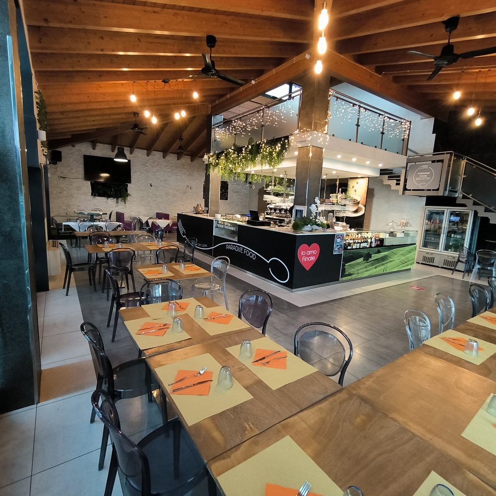 Sala interna del locale con travi in legno