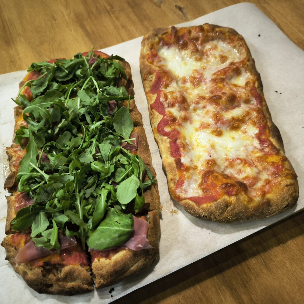 Schiacciata con rucola e prosciutto crudo